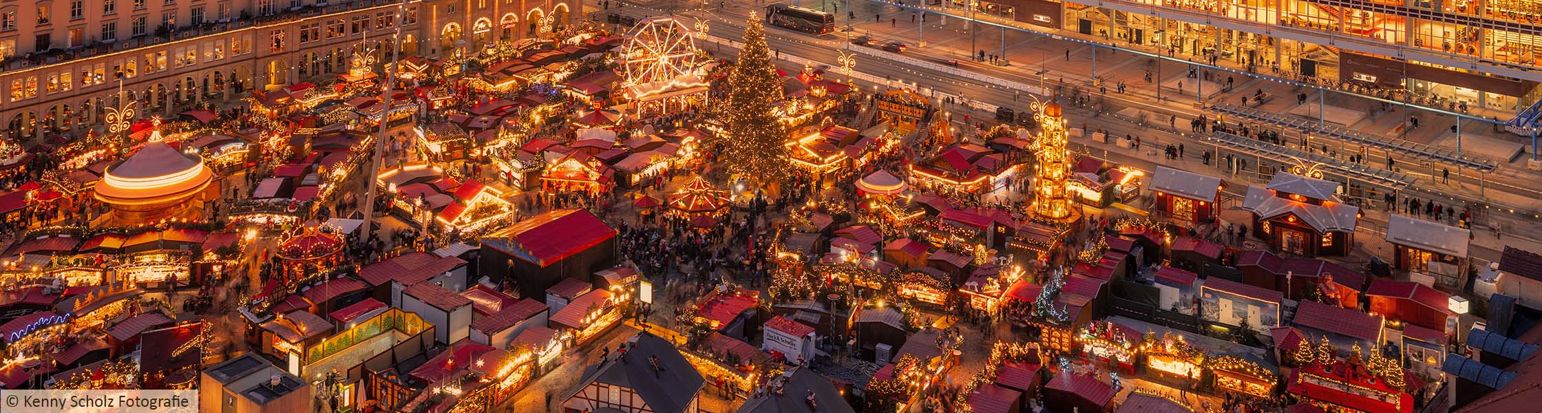 Blick von der Kreuzkirche auf den festlich beleuchteten Striezelmarkt